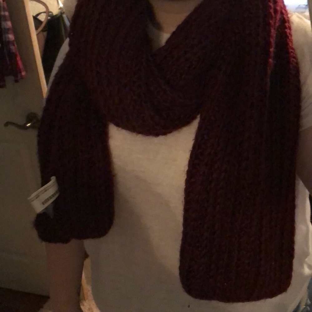 Chunky Burgandy Scarf - Picture 4 of 5
